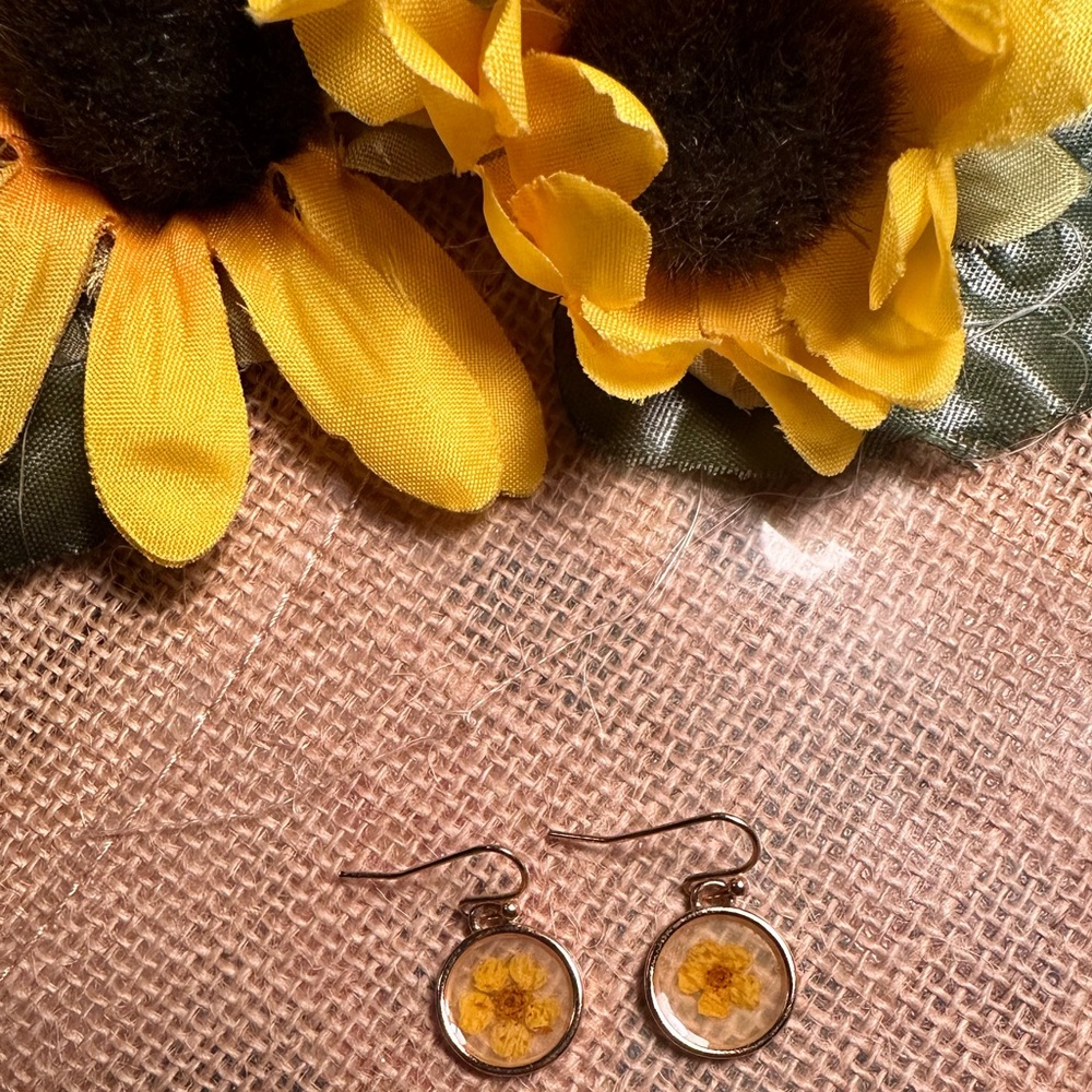 Gold tone round sunflower see through fashion earrings - NWOT